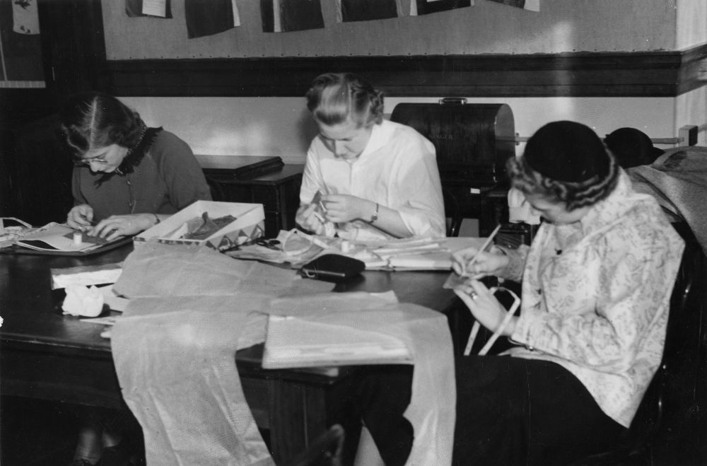 Fascinating Vintage Photos of Girls Attending Home Economics Classes 1920s 1930s - 64