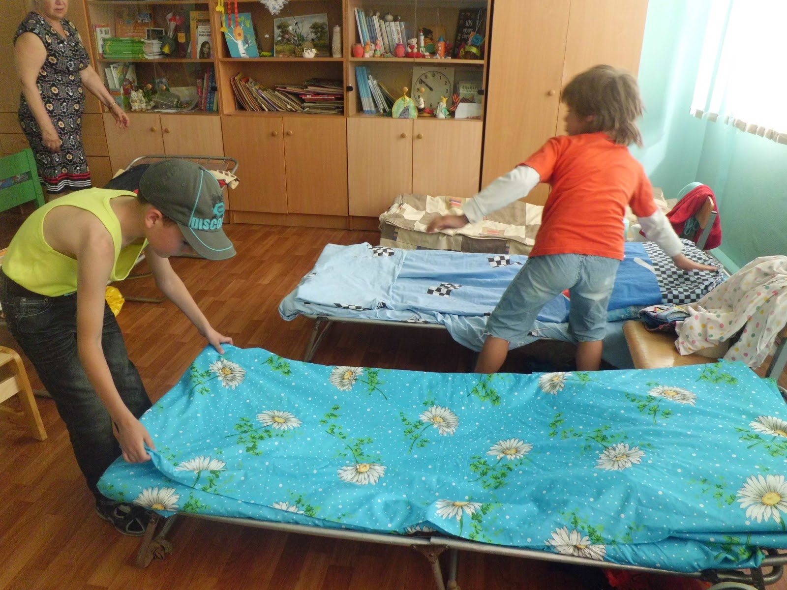 Уборка постели. Кровати в детском саду. Лагерь заправлять кровать. Заправление кроватей в лагере. Уборка кроватей в детском саду.