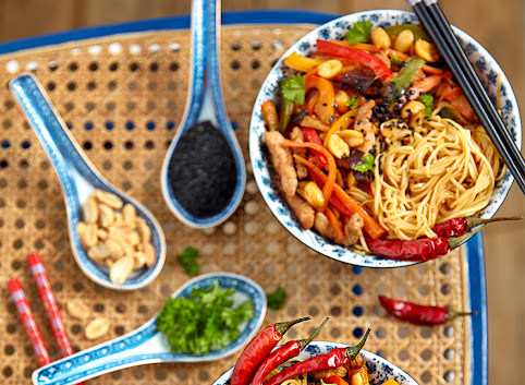 Stir-fry z indykiem, warzywami i makaronem na ostrrrroooo