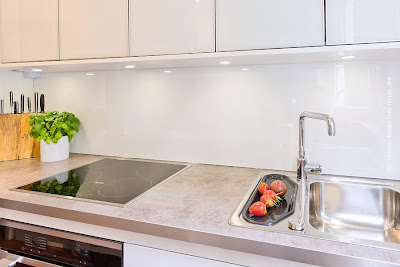 Wir renovieren Ihre Küche : weisse Kueche - welche Arbeitsplatte passt?