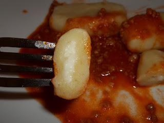 ... gnocchi ripieni di mozzarella  di lia al ragu' per il pranzo domenicale ...