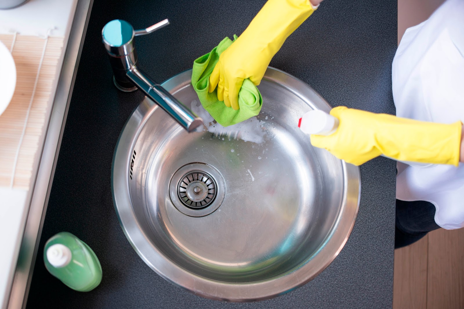 vinegar clean kitchen sink