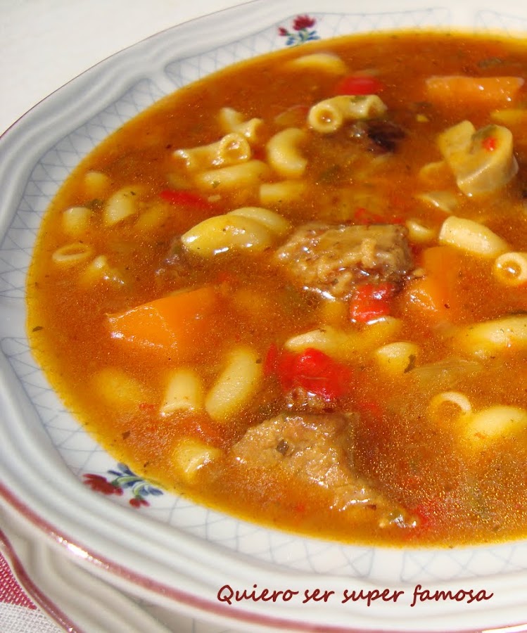  Sopa de goulash de ternera con pasta