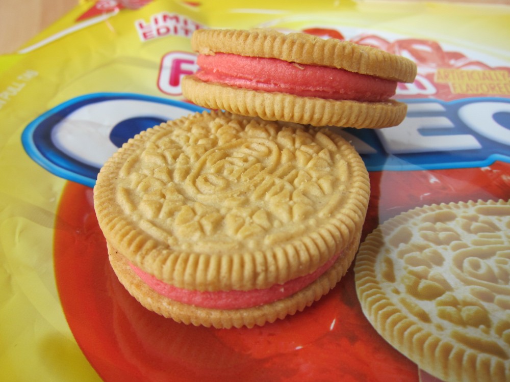 Review Nabisco Fruit Punch Oreo Cookies