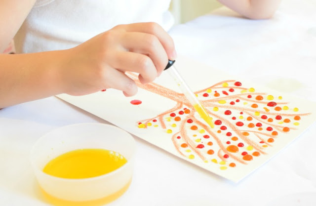 Eye Dropper Fall Tree Craft- develop fine motor skills with this beautiful autumn activity for preschool, kindergarten, or elementary.