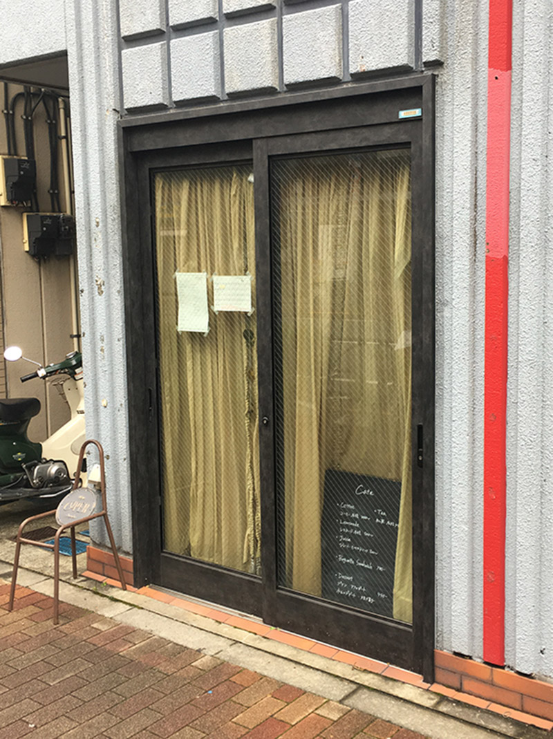 西新宿五丁目から徒歩5分ほどにある隠れ家カフェ『THOUSAND COFFEE』の外観
