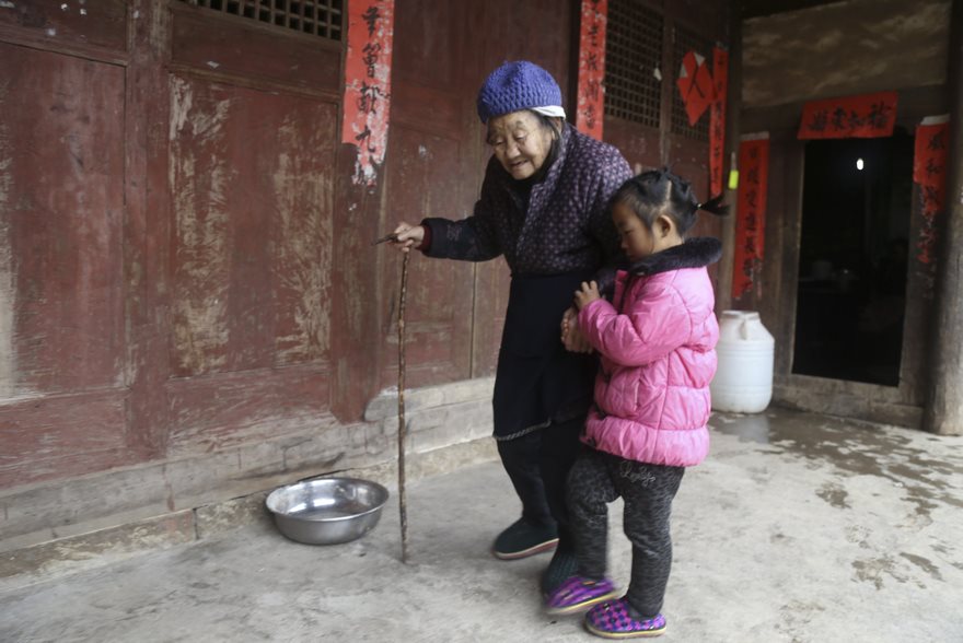 5-year-old girl takes sole care of grandma China