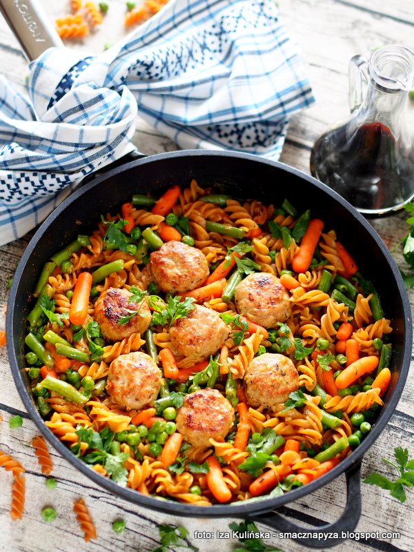 Klopsiki duszone z makaronem i warzywami