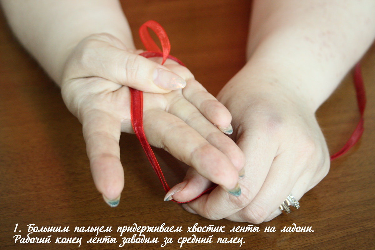бантик из ленты на пальцах. красивый бантик из атласной ленты. как красиво завязать бантик из ленточки. бант из атласной ленты на пальцах. бант на пальцах из ленты.