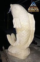 Patung ikan air mancur ukuran besar dibuat dari batu alam paras jogja / batu putih.