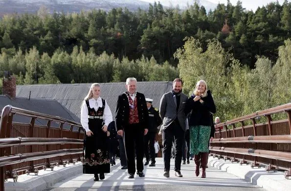 Skjåk municipality is a center for rafting events. Crown Princess Mette-Marit wore a new silk printed dress from H&M Conscious Exclusive