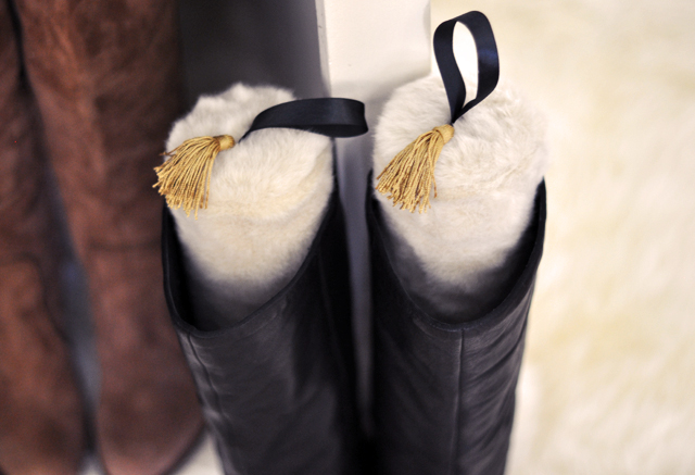 diy boot stuffers from water bottles, faux fur boot stays