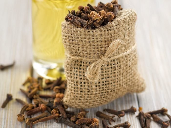 Cocuklarda Dis Cikarma Agrisini Gidermek Icin Karanfil Yagi Kullanmak Guvenli Midir En Tatli Ev