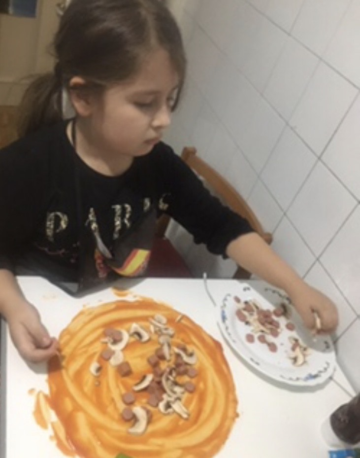 Isabella se maneja muy bien en la cocina.