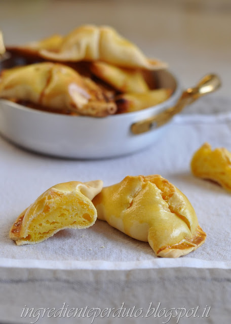 calcioni, caciuni, cacioni dolci marchigiani con un ripieno di pecorino e zucchero che vi stupirà