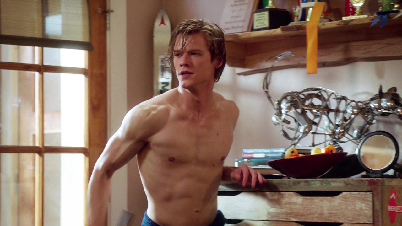 Lucas Till shirtless in MacGyver 3-15 "K9 + Smugglers + New Recruit&qu...