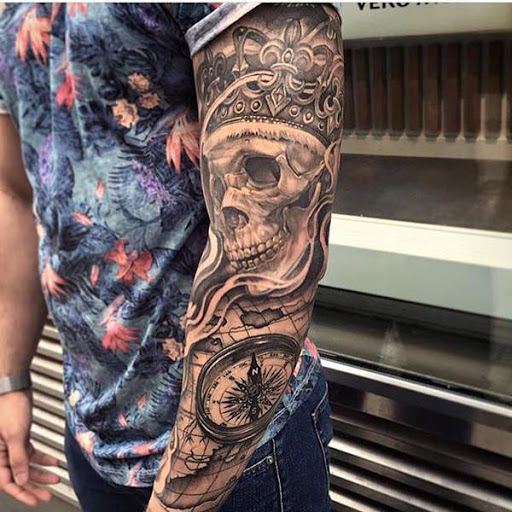 Cranio tatuagem como parte de uma manga