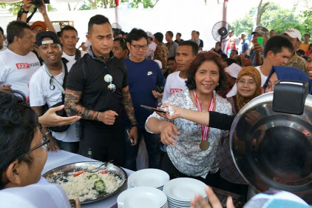 Usai Kalahkah Sandiaga, Susi Traktir Makan Para Nelayan Usai Kalahkah Sandiaga, Susi Traktir Makan Para Nelayan