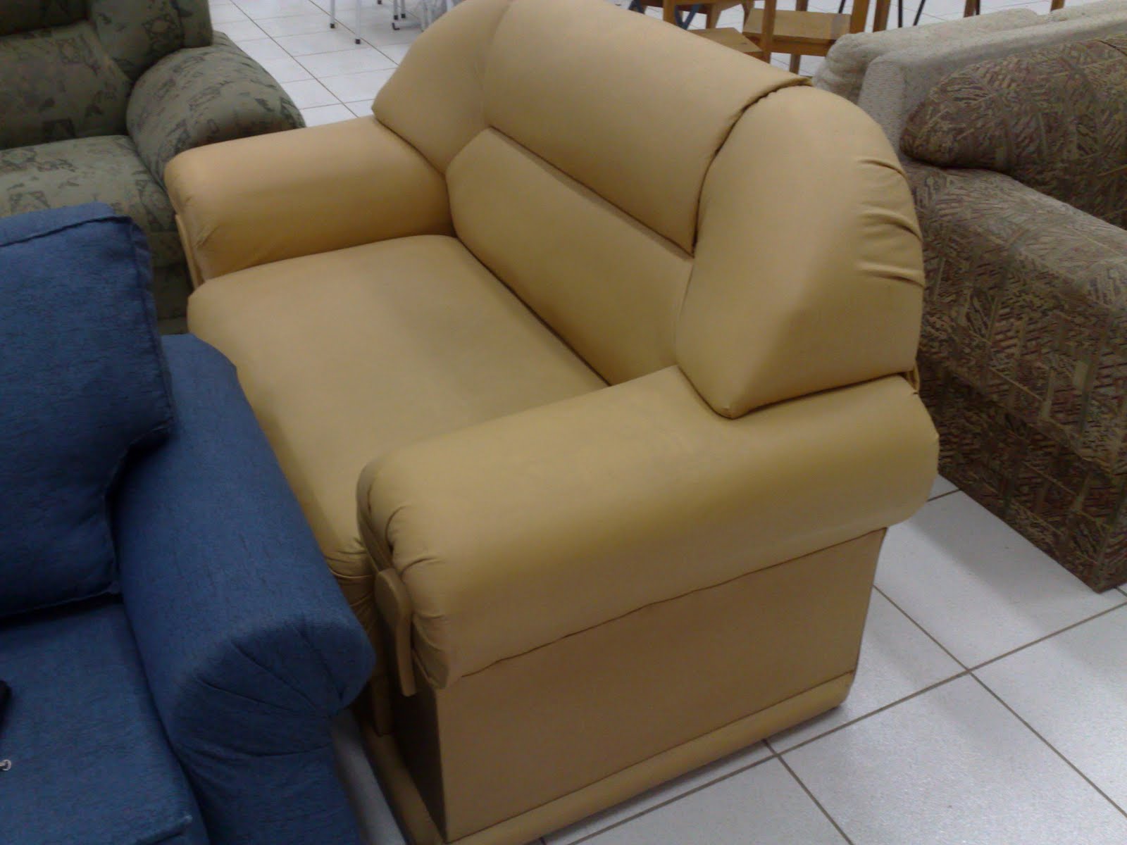 Mundo dos Usados SOFÁS VÁRIAS CORES E MODELOS