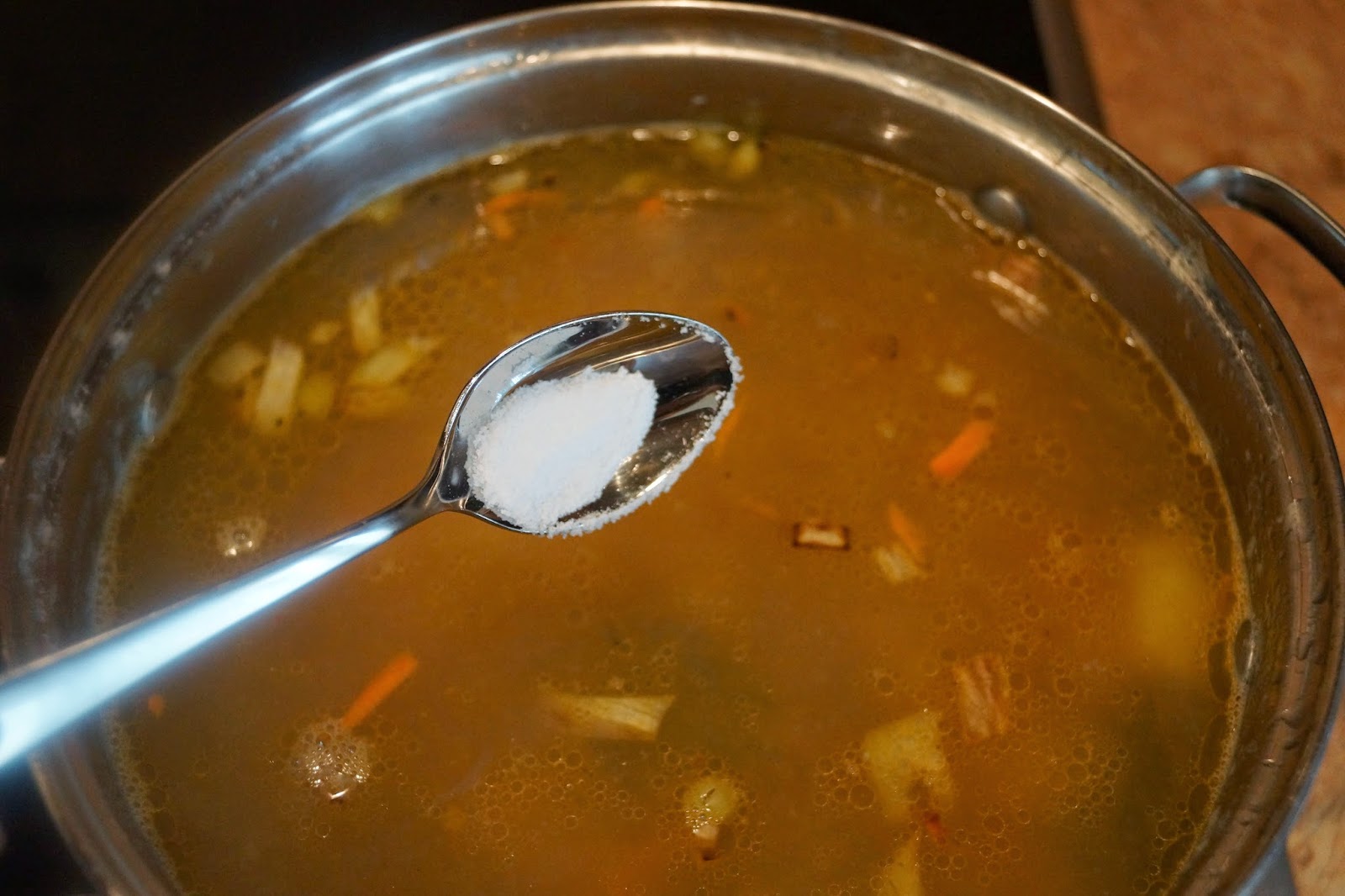 В подсоленной воде варят. Пересоленный суп. Суп в кастрюле. Солить суп. Поперчил суп.