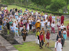 Discipulos de Lama Gangchen em peregrinação em Borobudur - Indonésia