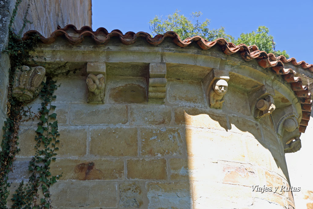 Canecillos de la iglesia de San Pedro de Villanueva, Cangas de Onís, Asturias