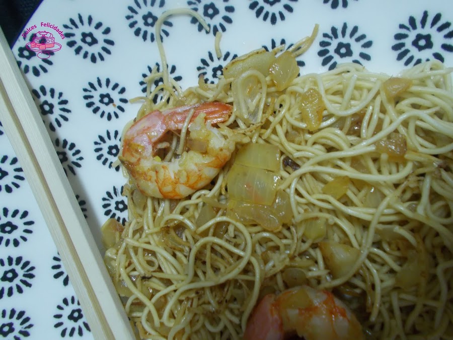 Fideos orientales con gambas