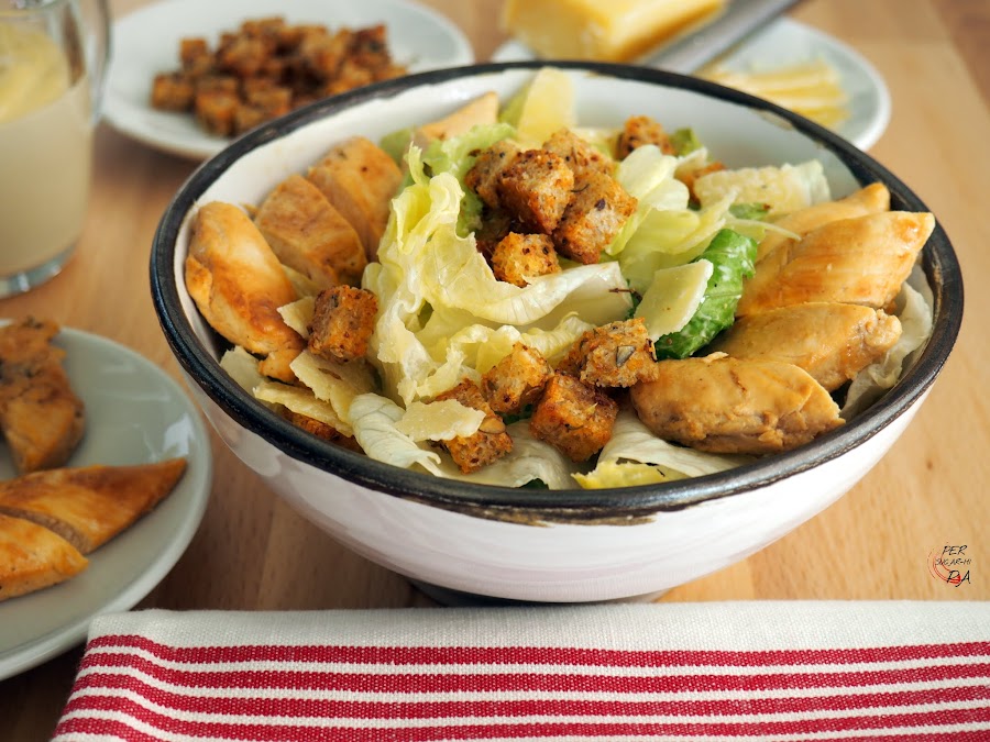 La famosa Chicken Caesar Salad o como decimos aquí Ensalada César de pollo, con su lechuga romana, sus picatostes, su parmesano y la salsa César.