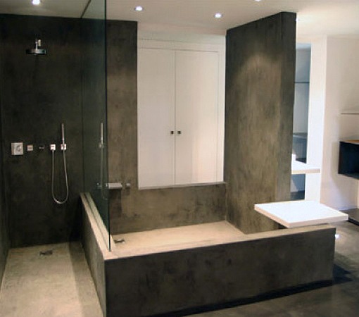 Baños de concreto pulido.