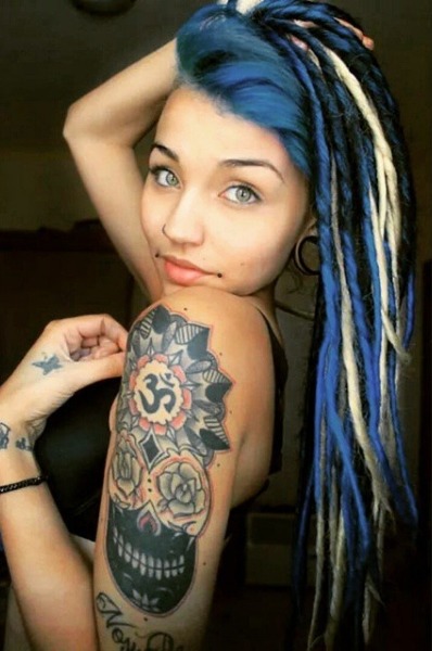 Vemos a una chica con tatuaje espiritual y lleno de significado