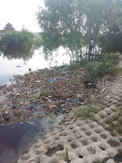 Sungai Dumai Jalan Ombak Lama Masih Dipenuhi Sampah Kala Pasang Air Laut 