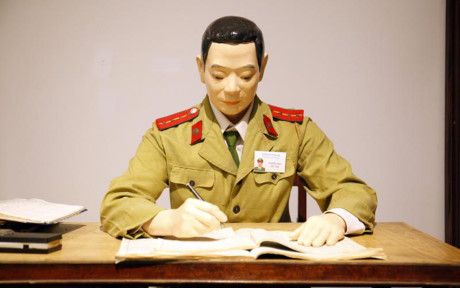 Ngam trang phuc cong an tu ngay quan sooc ao somi - Anh 5