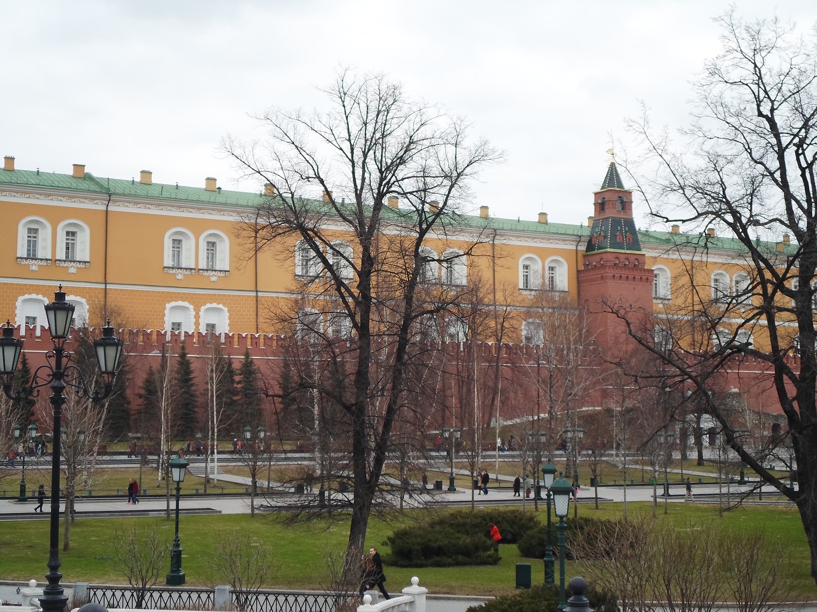 Где вход в оружейную палату Московского Кремля. Кассы в Александровском саду для входа в оружейную палату. Оружейная палата где вход. Вход в оружейную палату фото