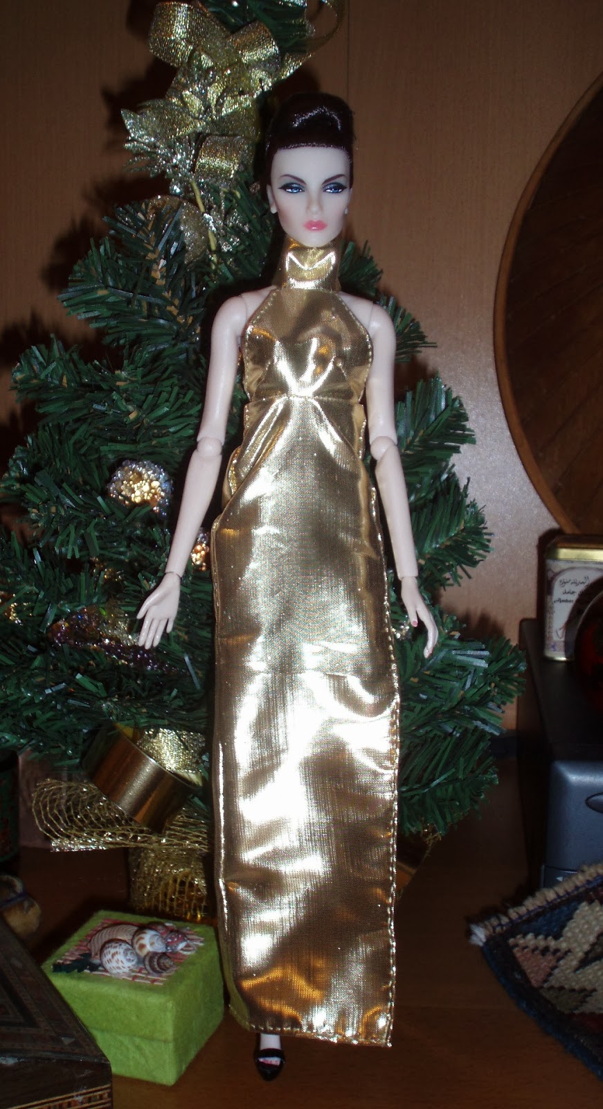 billa's dolls and fashions Happy new year!!! A golden lame gown for