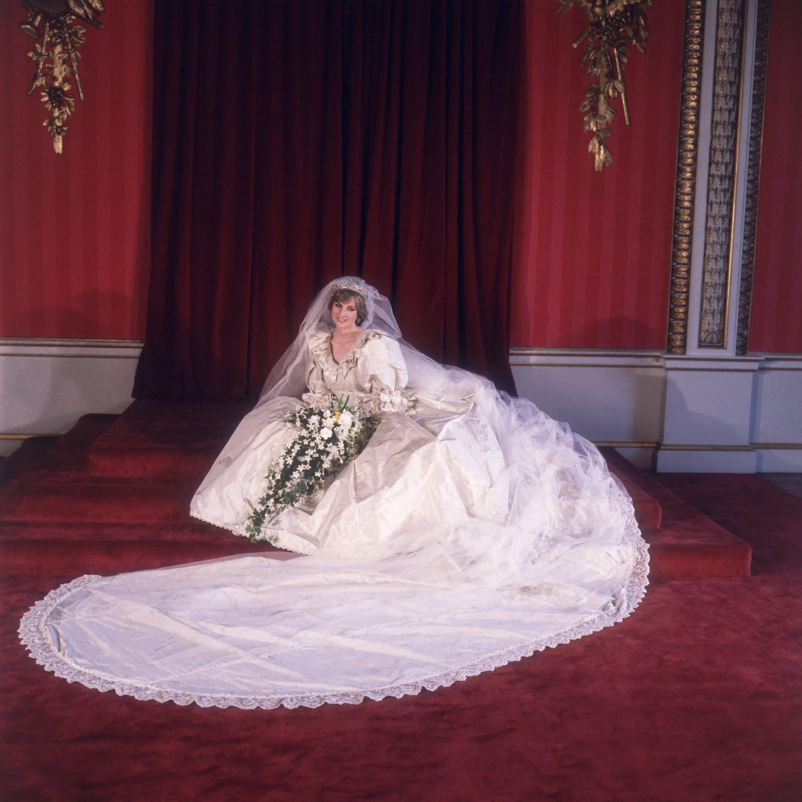 http://2.bp.blogspot.com/--axhLAjZzbQ/Ta6mdOJfNVI/AAAAAAAAGd4/hBD8f_aY9qI/s1600/1981-Princess-Diana-wedding-dress-3239308.jpg