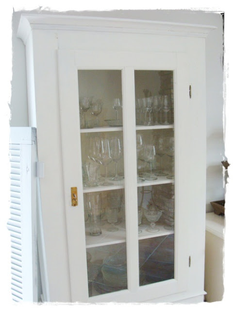 versponnenes: Weißer Schrank, Weiße Rose & weißes Gehäkel...