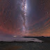 Млечният път на фона на "кървавото" собствено светене на атмосферата