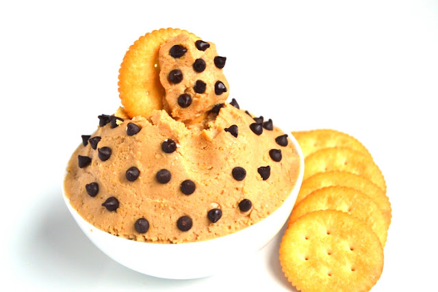 Healthy Cookie Dough Dip has just 5 ingredients and takes 5 minutes to make. A much healthier cookie dough option the whole family will love that is made with a secret ingredient- chickpeas! www.nutritionistreviews.com