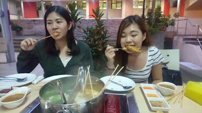 Enjoy Lok Lok with friends - Halal Lok Lok Singapore Review by Sweet Bunny Enjoy Lok Lok with friends by Sweet Bunny Lobang - Singapore's Beauty & Lifestyle Blogger