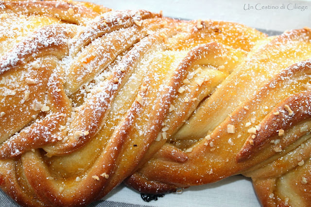 treccia con confettura di pesche