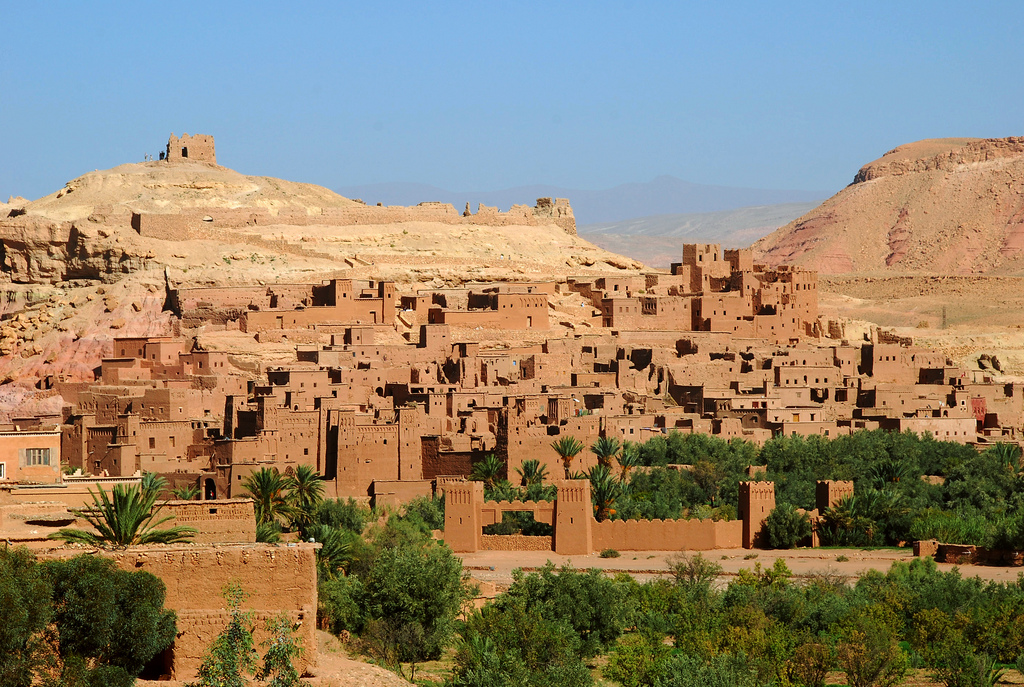 Строительство городов из глины какая страна. Айт-Бен-Хадду Марокко. Ксары (укрепленные жилища) в айт-Бен-Хадду. Марокко древние постройки. Глиняный город в Марокко.