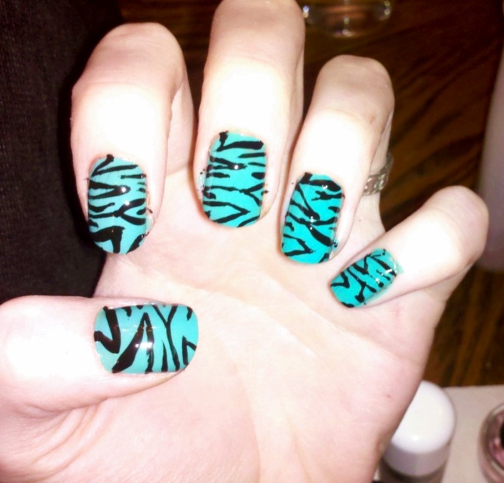 Green and black zebra nails by Chelseapoops Nailic