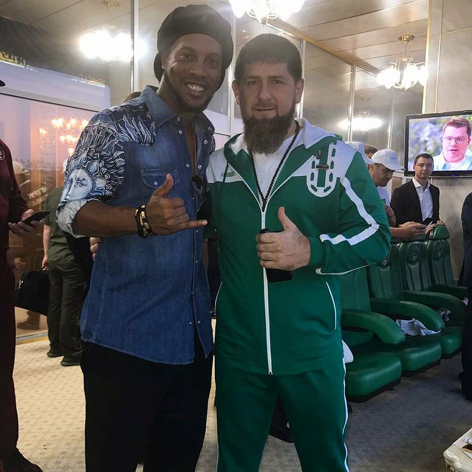 Ronaldinho Gaúcho posta foto com líder homofóbico da Chechénia e recebe criticas de fãs Ronaldinho Gaúcho posta foto com líder homofóbico da Chechénia e recebe criticas de fãs