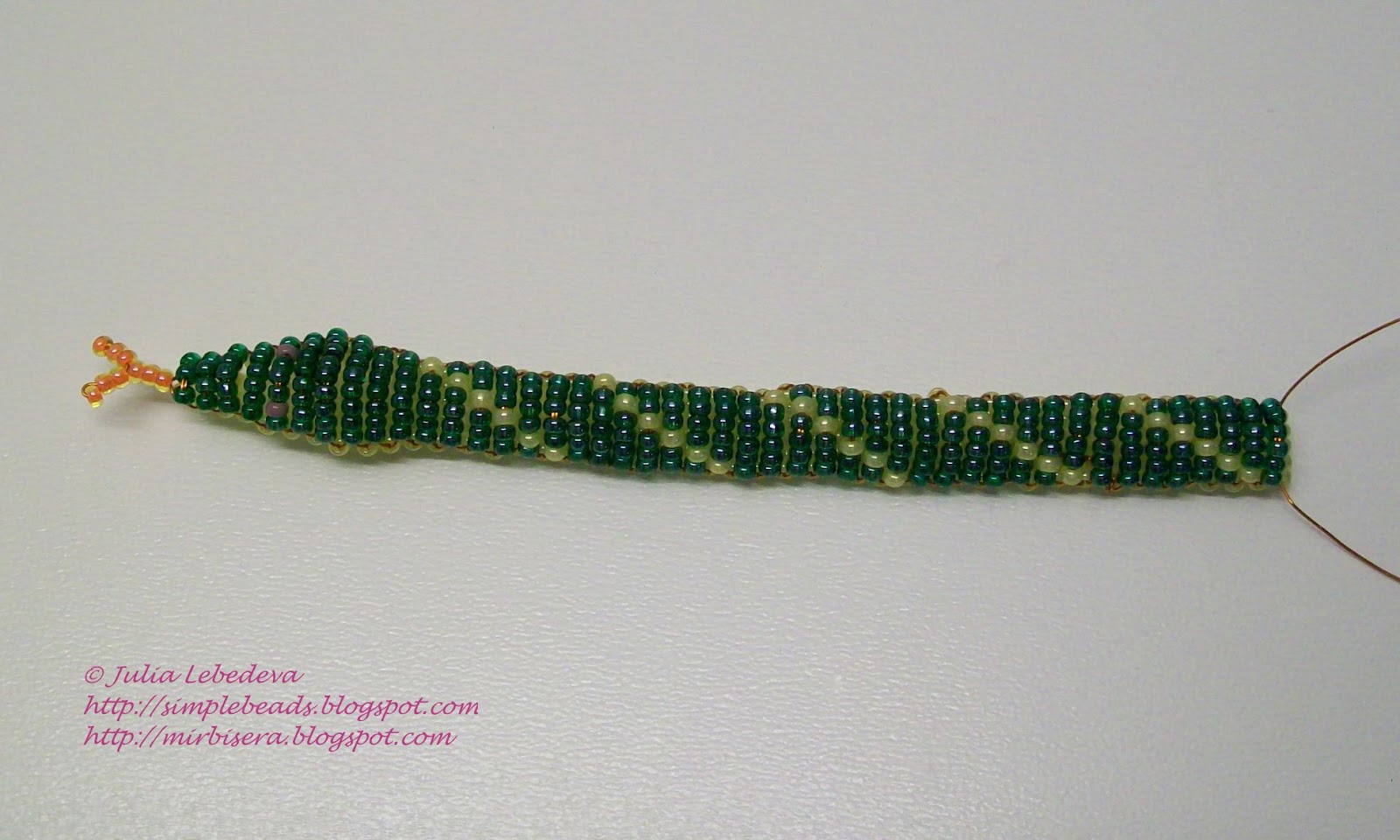 Плетение бисером змейка схема. Змея из бисера. Бисероплетение объемные фигурки. Змея из бисера объемная. Змея из бисера мастер класс.