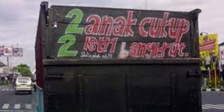 Kreatif, Gambar dan Tulisan Unik di Belakang Truk yang Bisa Bikin Kamu Ketawa Ketiwi Sendiri