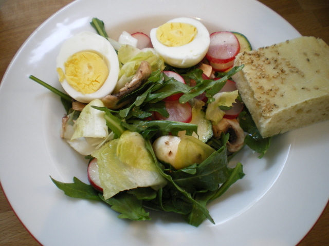 Sekundentakt: Frühlingssalat mit Radischen und Ei