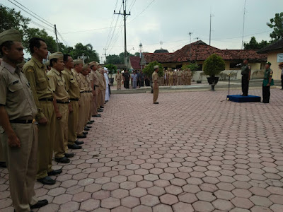 LAKSANAKAN KOMSOS DANRAMIL 03/MASARAN JADI INSPEKTUR UPACARA DI KECAMATAN