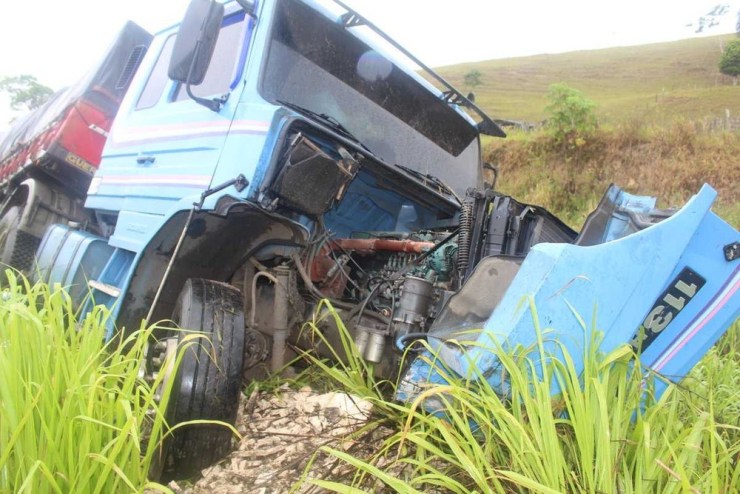 Motorista de carro morre após bater de frente com caminhão em Eunápolis