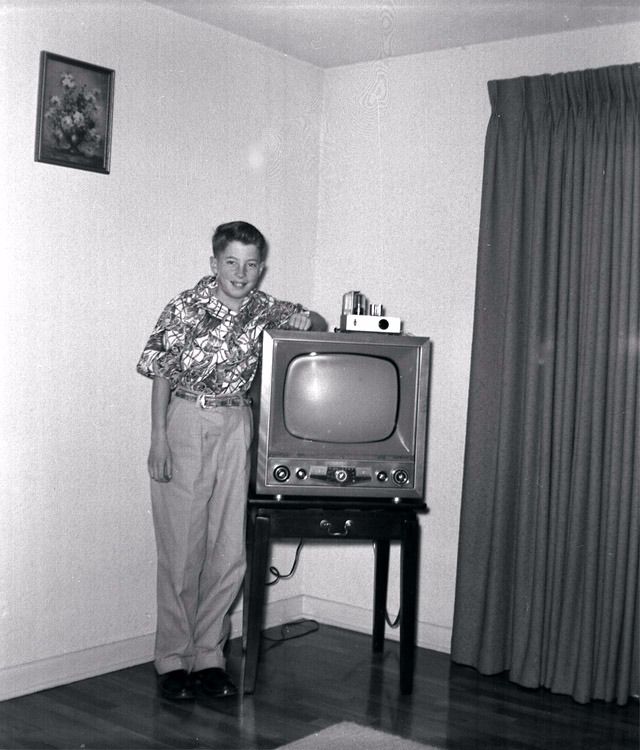 36 Snapshots That Capture Teenagers Posing With Their TVs in the 1950s