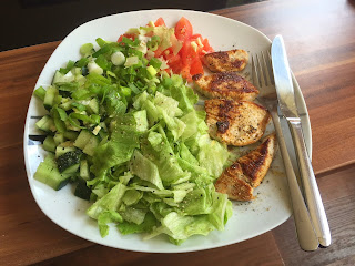 Putenschnitzel mit Salat